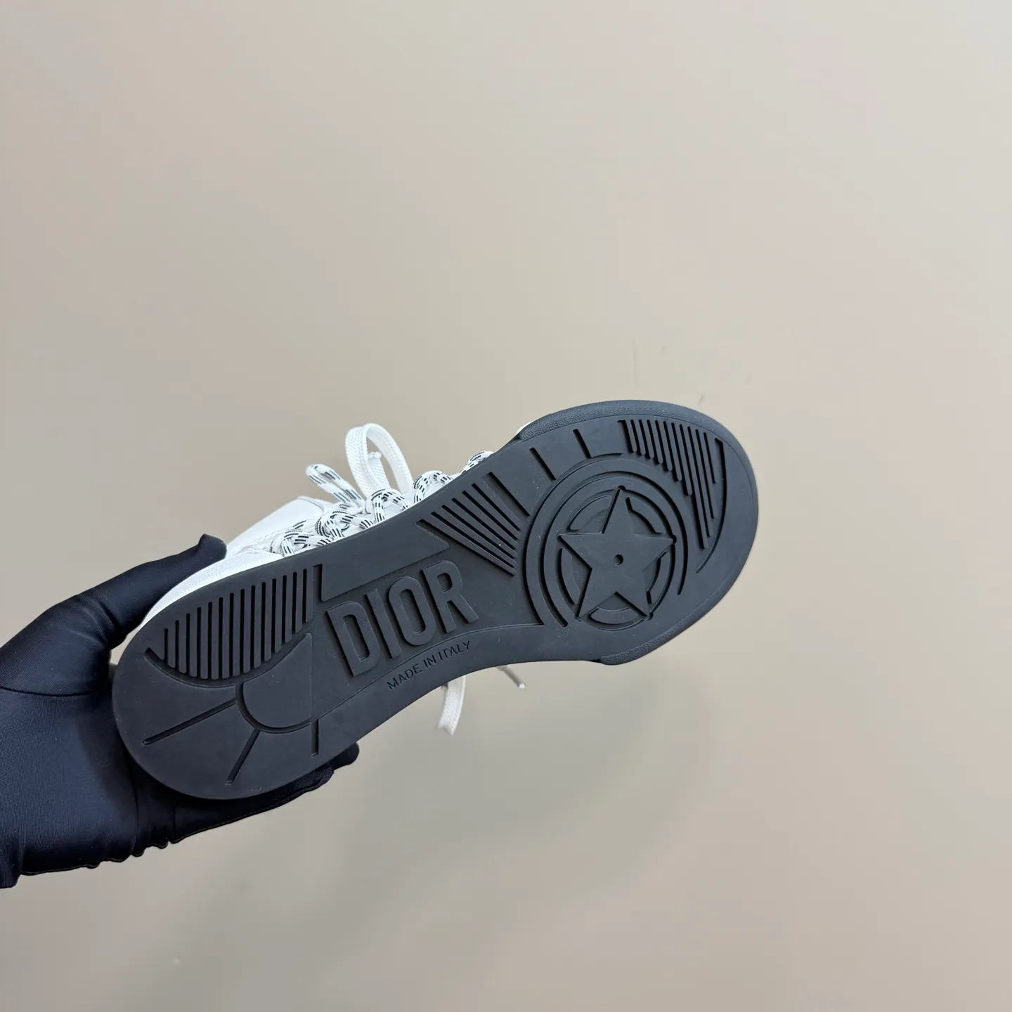 👟👟Ex-factory price 580👟👟 New in the 2025 series, this Dior, C'est sneaker shows eye-catching and fashionable style. Carefully crafted, the hollow design on the side of the upper is super fashionable, and the details also add a touch of elegance. The lightweight two-tone sole offers exceptional comfort and sporty style. Can add a stylish touch to any casual look. The tongue and sole are decorated with Christian Paris logo, and Niu Jing is designed with cowhide leather. Women's size 35-40 (customized to 40)